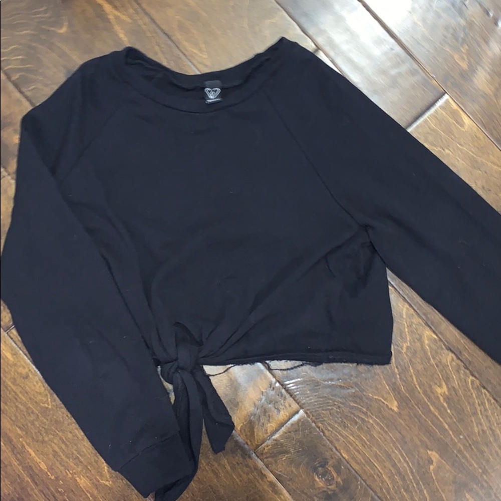 Black long sleeve cropped shirt